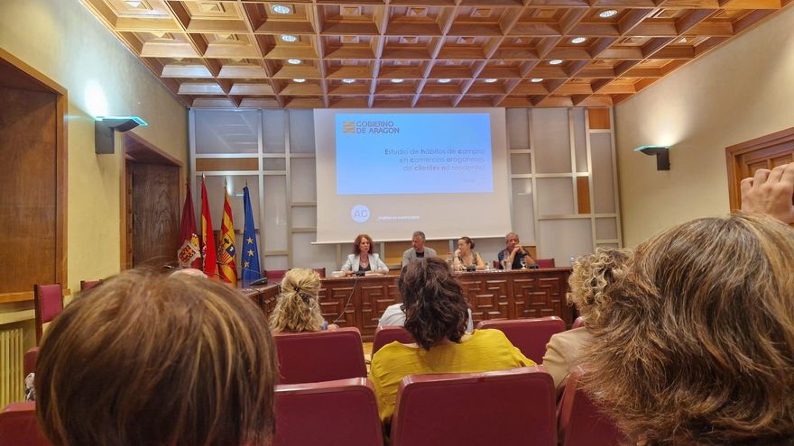 Casi un 70% de los turistas que llega a Aragón elige el comercio local