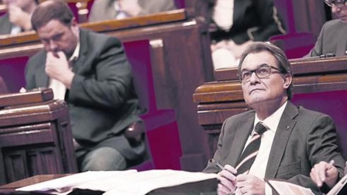 Oriol Junqueras y Artur Mas, ayer, durante la sesión plenaria del Parlament.