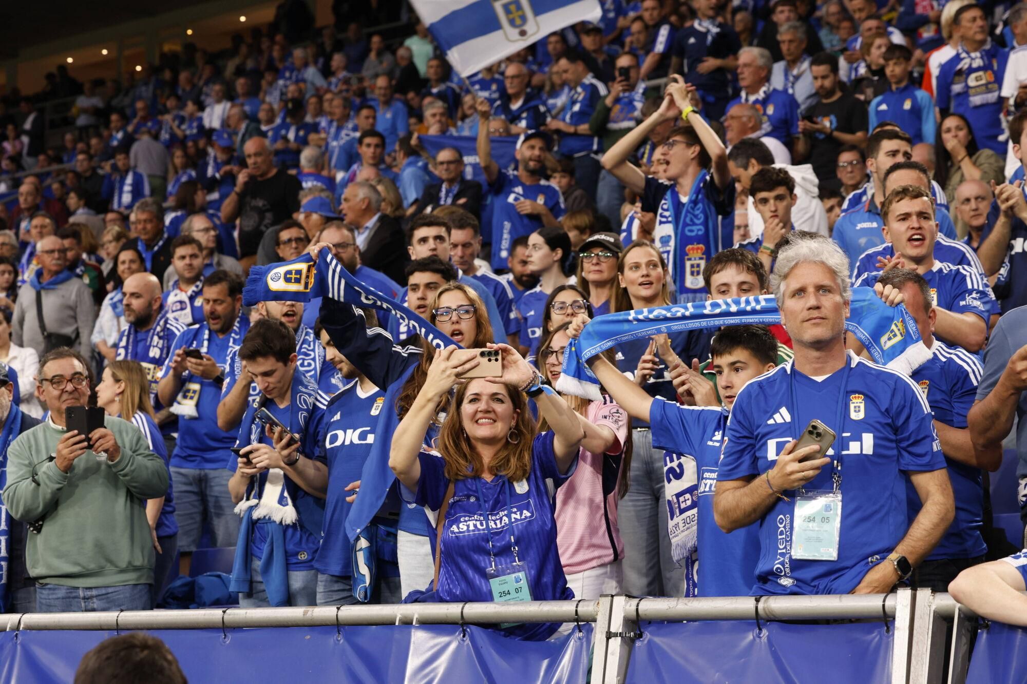 EN IMÁGENES: Ambientazo en la vuelta del play off entre Oviedo y Almería en el Carlos Tartiere