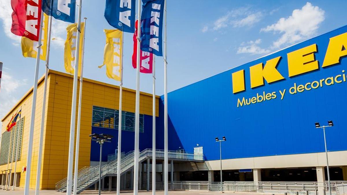 El sofá plegable y sin tornillos de IKEA que te puedes llevar a casa dentro  de un sobre, ¡y solo pesa 10 kilos!