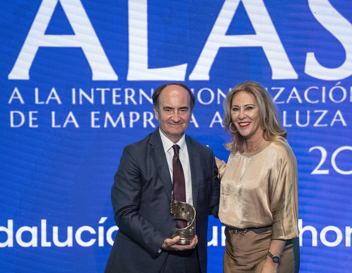 Carolina España, presidenta de Andalucía Trade, con uno de los galardonados.