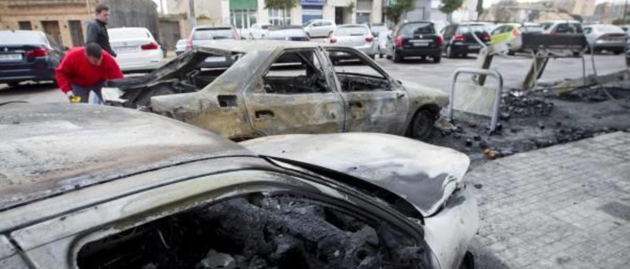 Incendio de vehículos en el barrio de Malilla.