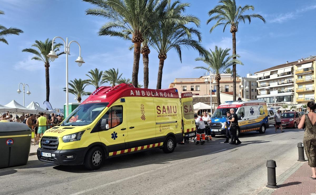 Momento en el que suben a la ambulancia al nadador