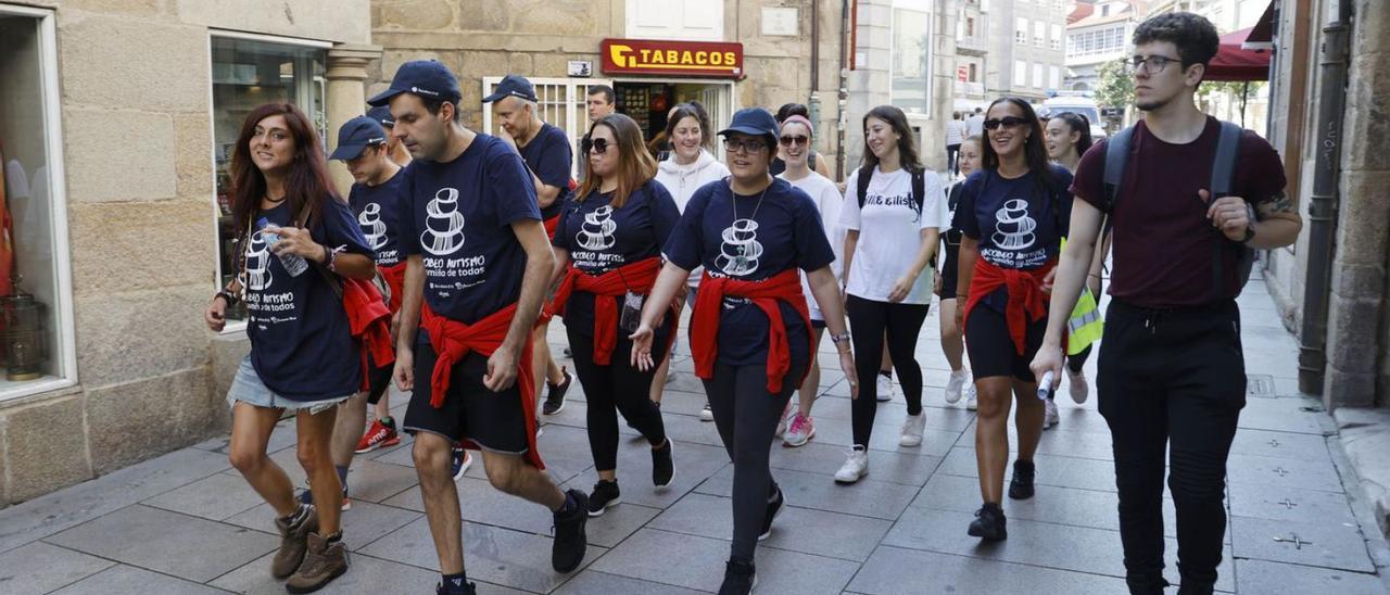 Parte de los integrantes del grupo caminan por la calle Real de Pontevedra.  // ALBA VILLAR