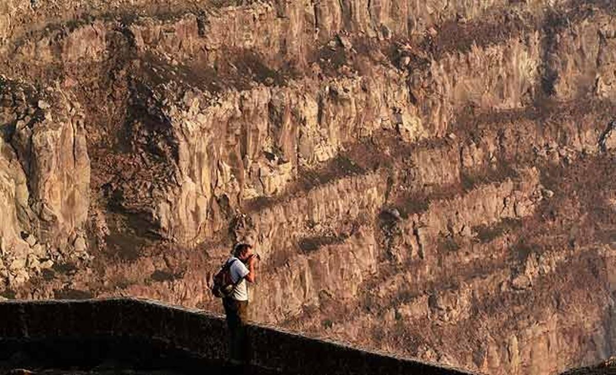 Un turista fa fotografies al costat del cràter Santiago del volcà Masaya, a uns 20 km al sud de managua (Nicaragua).