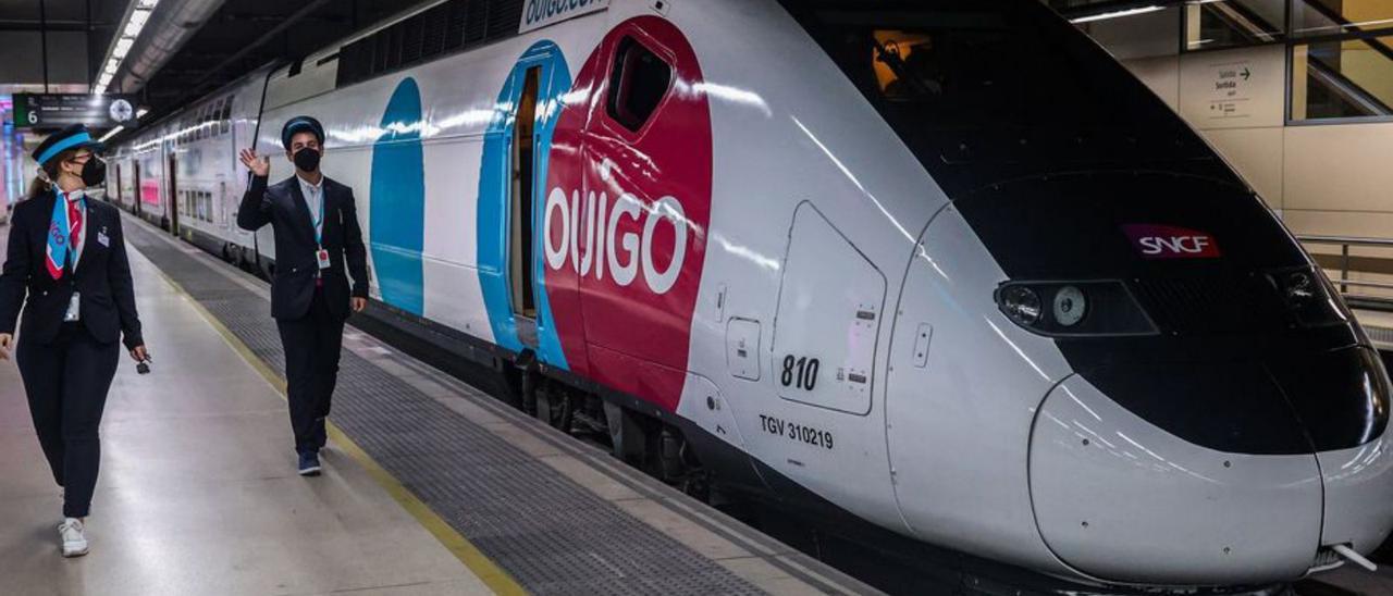 Un tren de Ouigo, aturat a l’estació de Sant (Barcelona).  | SARA LEDO