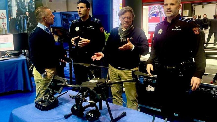 El comisario jefe de la Policía Local, Javier Lozano (a la izquierda) y José Ramón Prado, con dos policías de Madrid en Sicur, junto a uno de los drones.