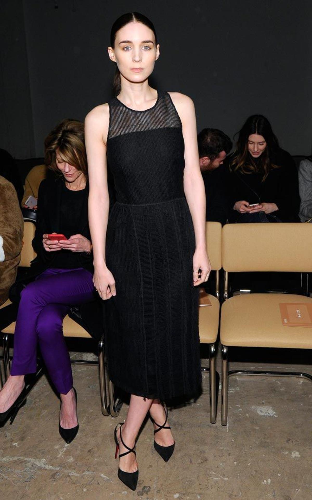 Rooney Mara asiste al desfile de Boss en la Semana de la Moda de Nueva York.