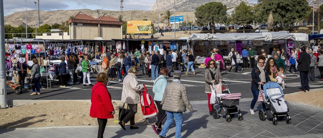 El mercadillo municipal de Benidorm, que se monta en la zona de Mercasa.