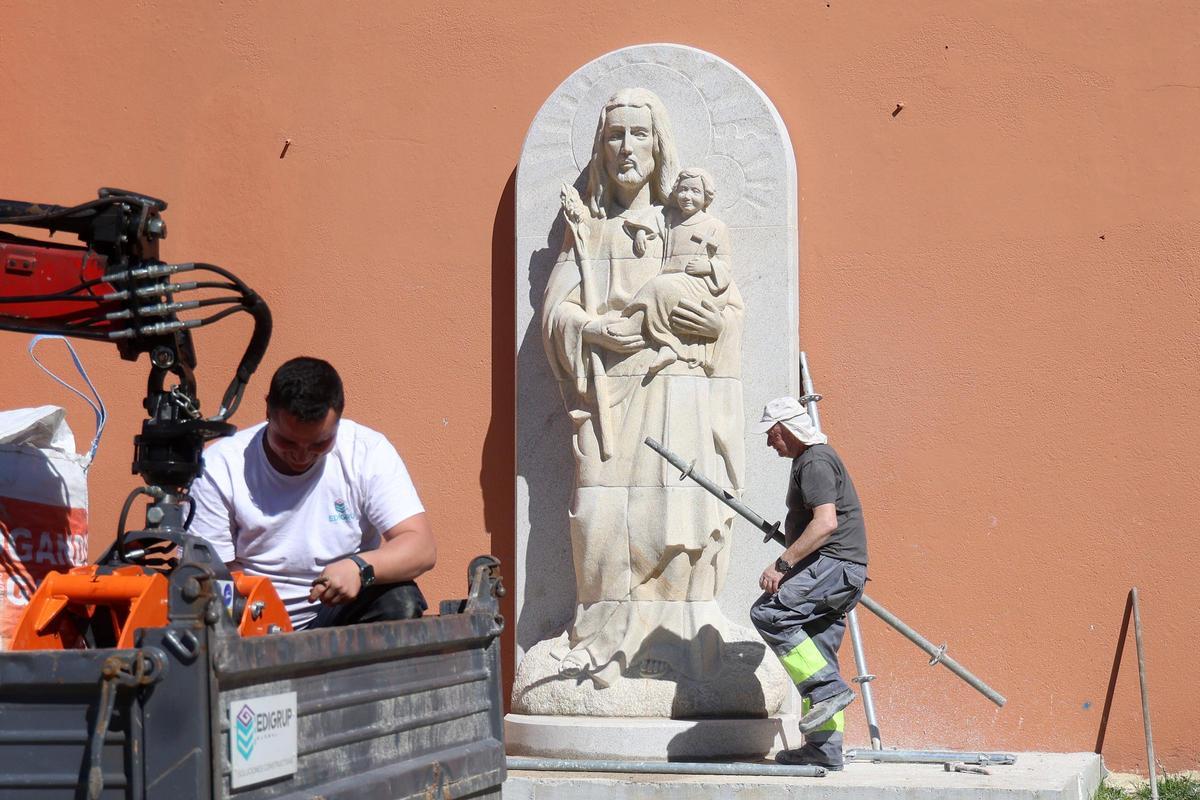 La escultura fue colocada este martes en el exterior de la iglesia.