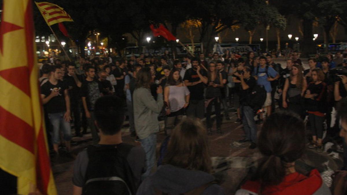 Concentración en la plaza de Catalunya del colectivo Desobeïm Barcelona, tras una manifestación en defensa de la consulta.