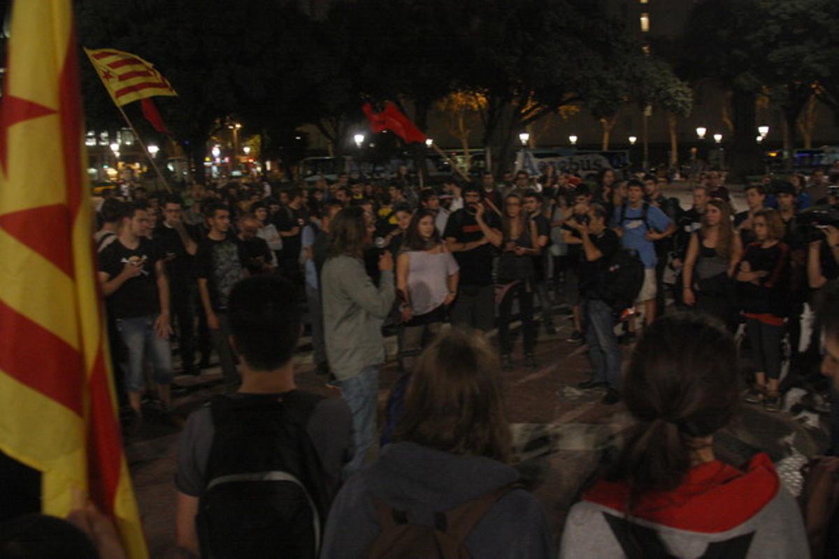 Concentració a la plaça de Catalunya del col·lectiu Desobeïm Barcelona, després d’una manifestació en defensa de la consulta. Concentració a la plaça de Catalunya del col·lectiu Desobeïm Barcelona, després d’una manifestació en defensa de la consulta.