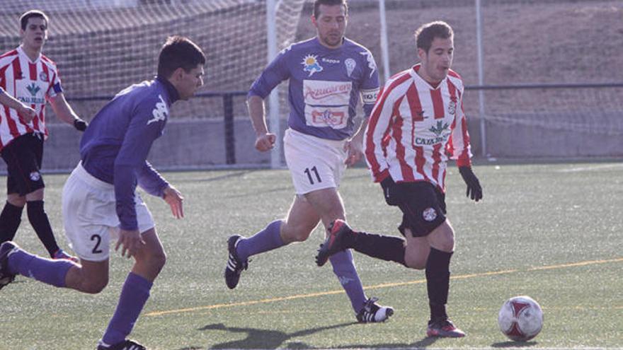 Un rojiblanco conduce el balón.