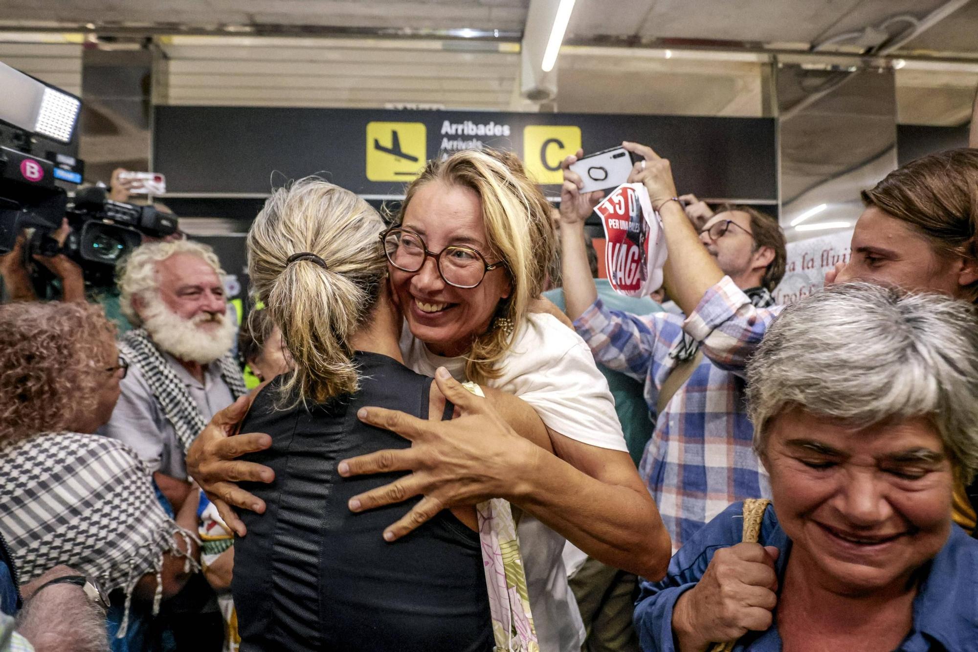 La llegada de Reyes Rigo, Lucía Muñoz y Alejandra Martínez al Aeropuerto de Palma en imágenes