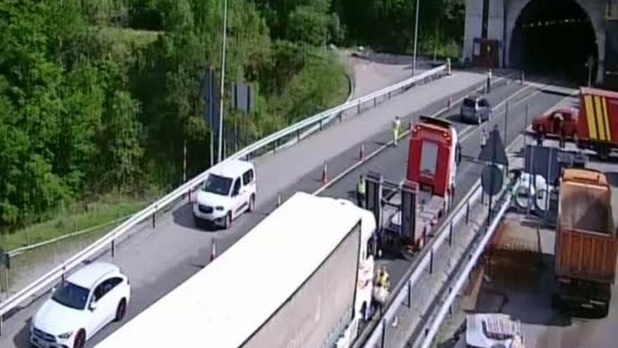 Caos dominical en la autopista del Huerna al averiarse un camión junto al túnel del Negrón: retenciones y tráfico desviado mientras se apartaba al vehículo