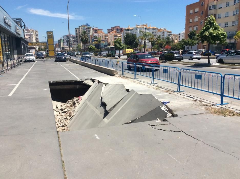 Un trailer cargado de coches del concesionario de Opel ocasionó un boquete en la calzada y tuvo que ser rescatado por una grúa de grandes dimensiones