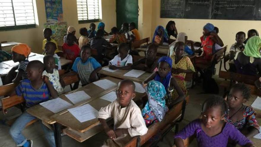 Xiquets de la primera escola il·luminada per l&#039;ONG valenciana Formació Senegal.