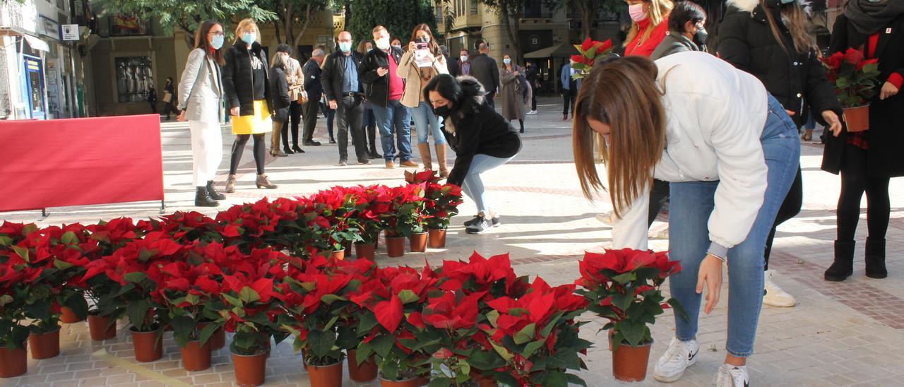 Alumnos de Elche forman un lazo rojo en reconocimiento a las víctimas del SIDA