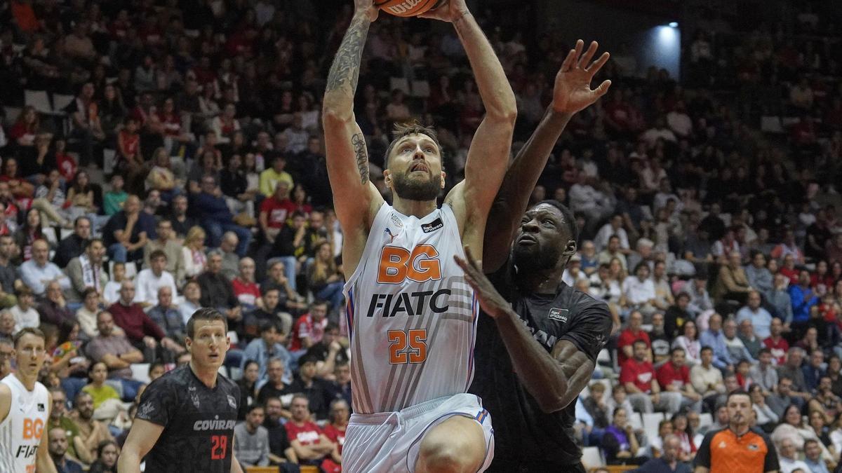 Maric intenta fer una cistella en una acció del partit contra el Granada.
