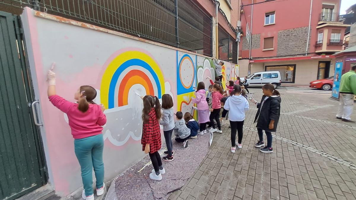 Niños con pintura mural Escolanova - Dénia.com