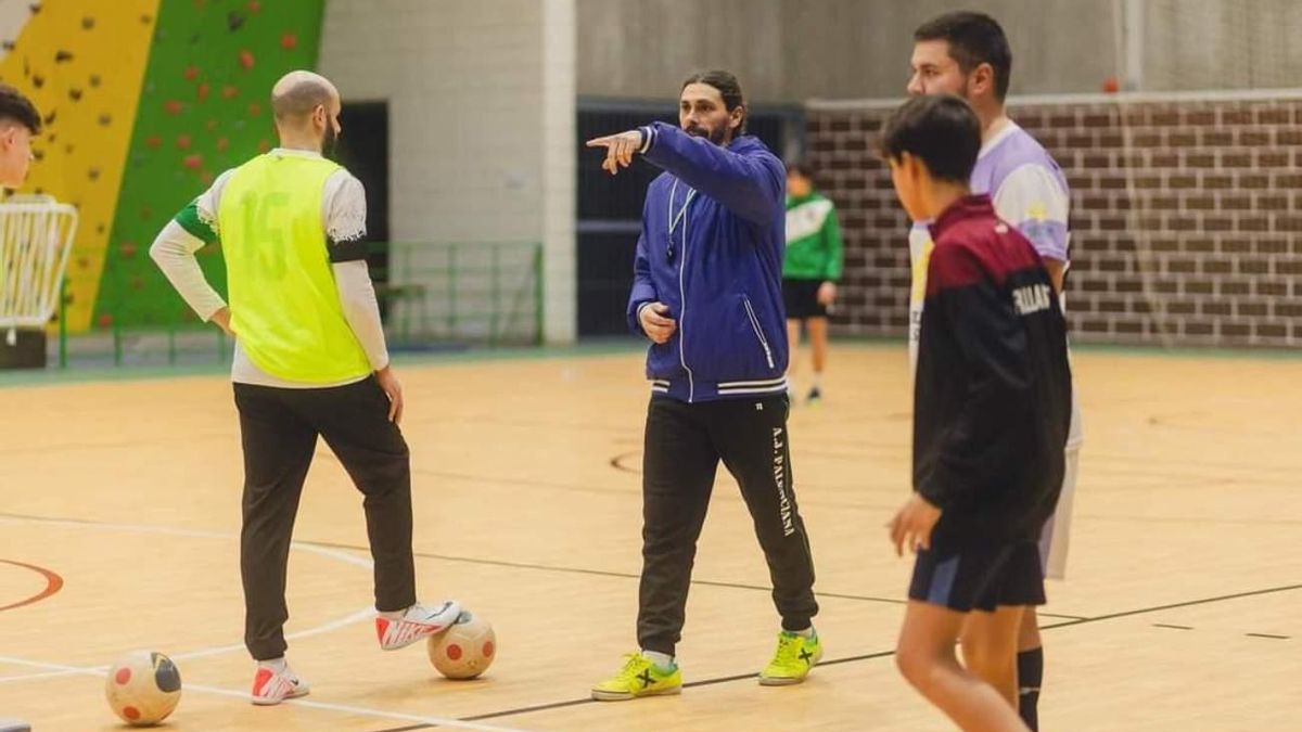 Farina da instrucciones en un entrenamiento.