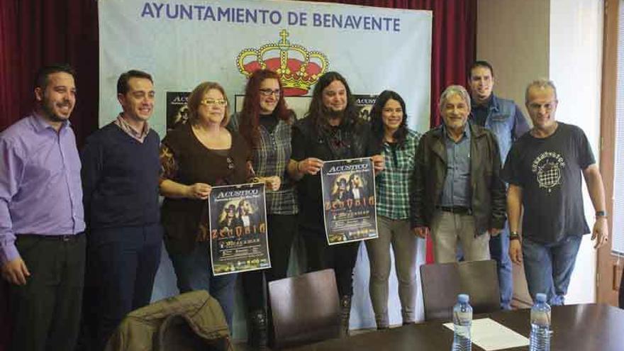 Miembros de la Asociación Rock Metal Project posando con miembros del equipo de Gobierno.