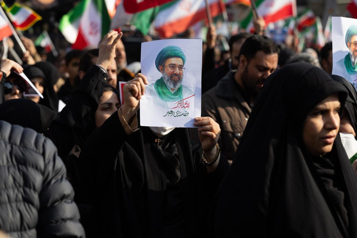 Una mujer porta el retrato del ayatolá Mojtaba Jameneí