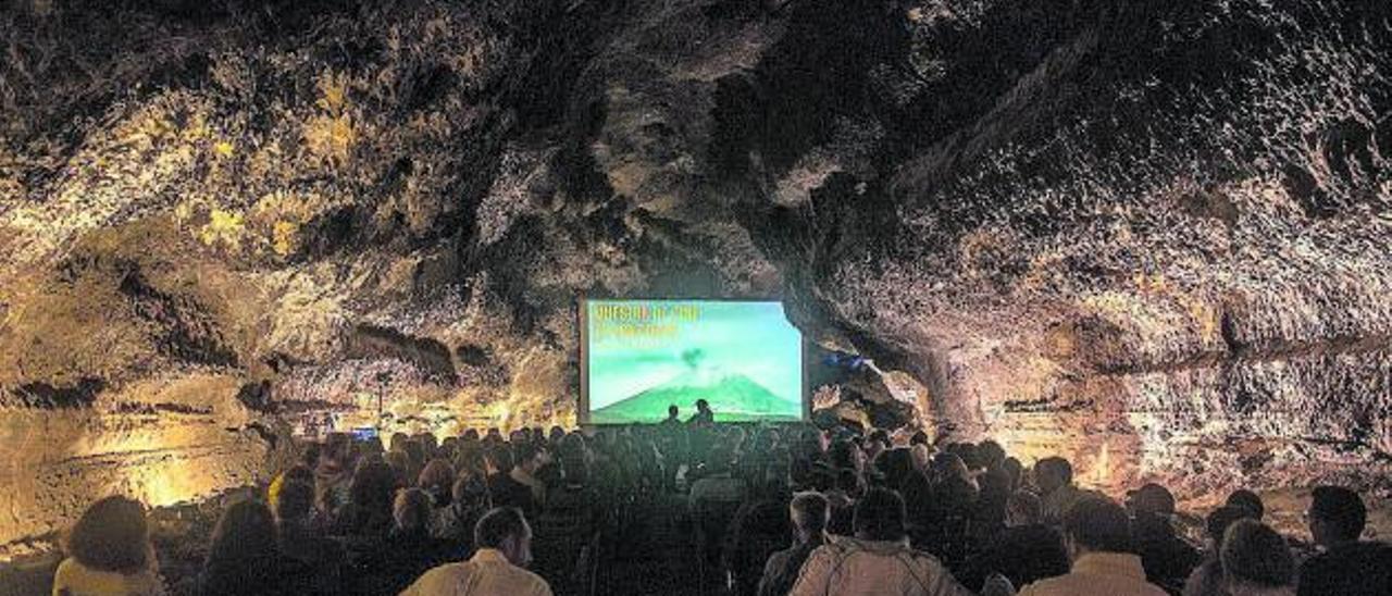Proyección de la Muestra de Cine de Lanzarote en la Cueva de los Verdes. | | JAVIER FUENTES FIGUEROA