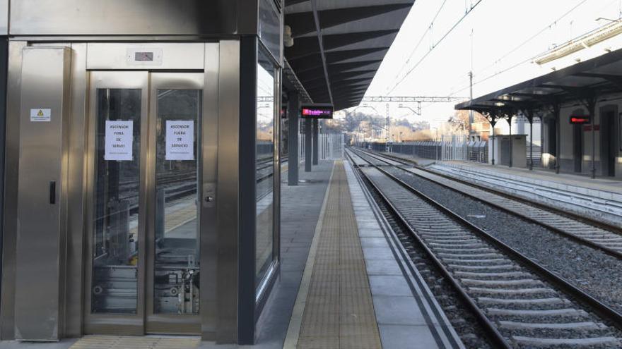 Una andana de l&#039;estació de la Renfe a Manresa amb l&#039;ascensor que hi han instal·lat.