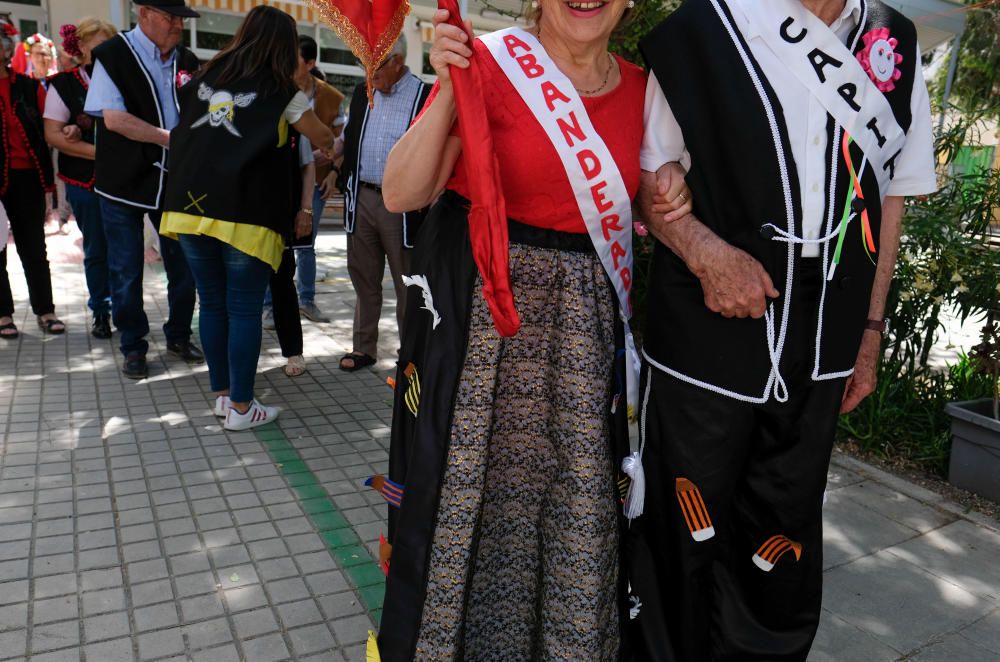 Los centros educativos de la ciudad acostumbran a dedicar la mañana del primer día de fiestas a recrear los actos más emblemáticos