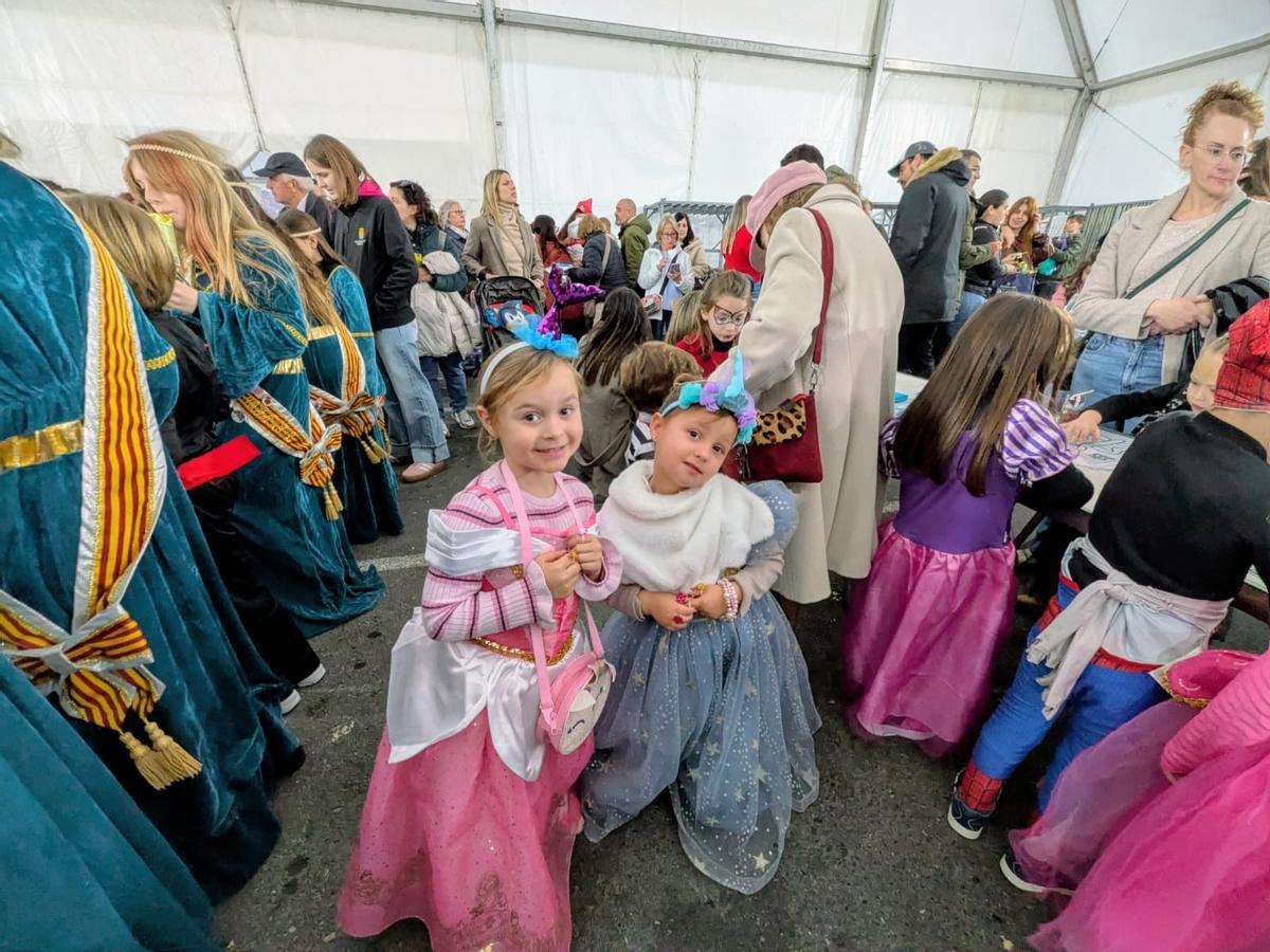 Niñas y niños disfrutando de juegos en la carpa del bulevar tras el desfile de disfraces.