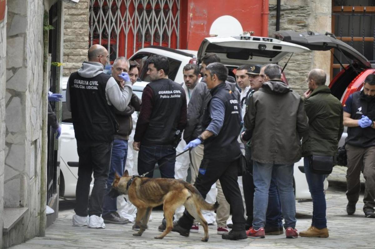 Registro, en Navia, de la vivienda de Javier Ledo, presunto asesino de Paz Fernández en el crimen del embalse de Arbón.