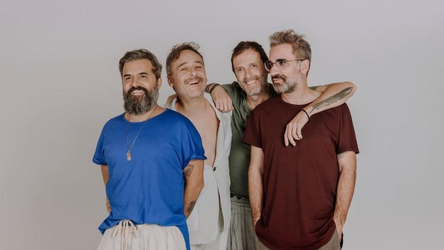 Love of Lesbian: &quot;Queremos hacer otro tipo de cosas, jugar y, si hace falta, volver, pero echándolo de menos&quot;
