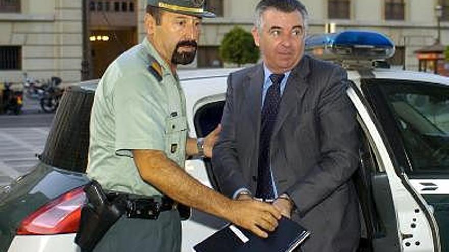 El ex asesor urbanístico Juan Antonio Roca, a su llegada al Tribunal Superior de Justicia de Andalucía, en Granada, para la tercera y última sesión del juicio que se sigue contra él mismo, el juez Francisco Javier de Urquía y el empresario francés Arnaud F.A..