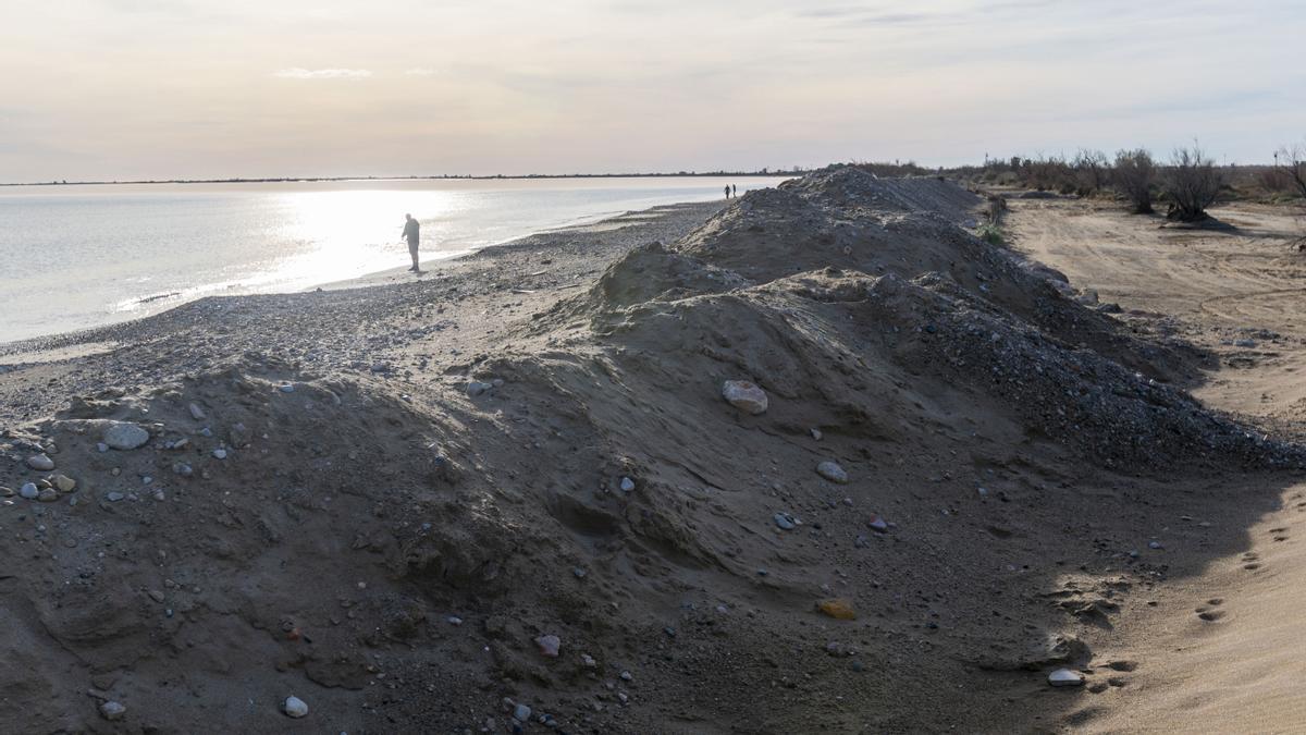 Tierra colocada en la playa del Arenal para soportar los embestidas del mar