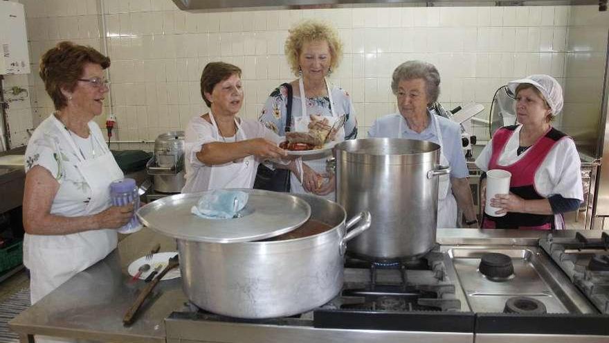 El comedor funciona gracias al trabajo voluntario de un grupo de marinenses. // Santos Álvarez