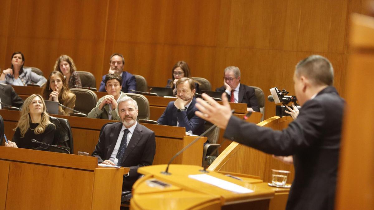 El presidente aragonés mira al nuevo portavoz del PSOE, Fernando Sabés, en su primera intervención en las Cortes.