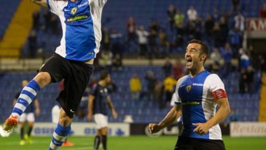 Miñano, junto a un sonriente Peña, dedica a su padre el gol que marcó ante el Huracán en el Rico Pérez.