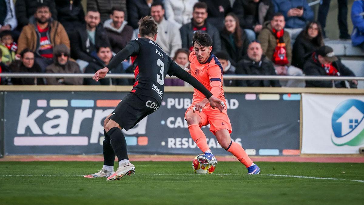 Dani Rodríguez, ante Pol Fernández en una acción del derbi catalán