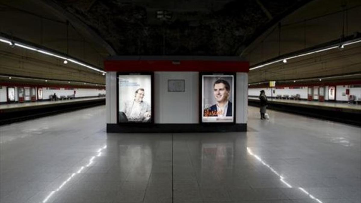 Carteles de Rajoy y Rivera en una estación de metro de Madrid.