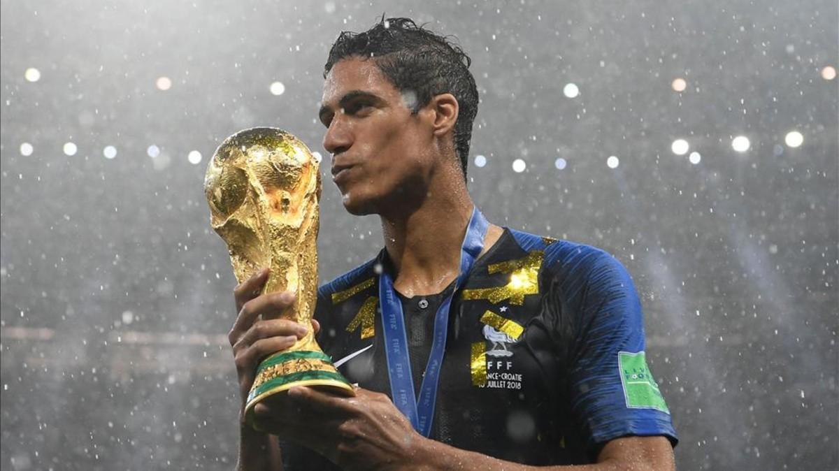 Varane, con el trofeo de la Copa del Mundo