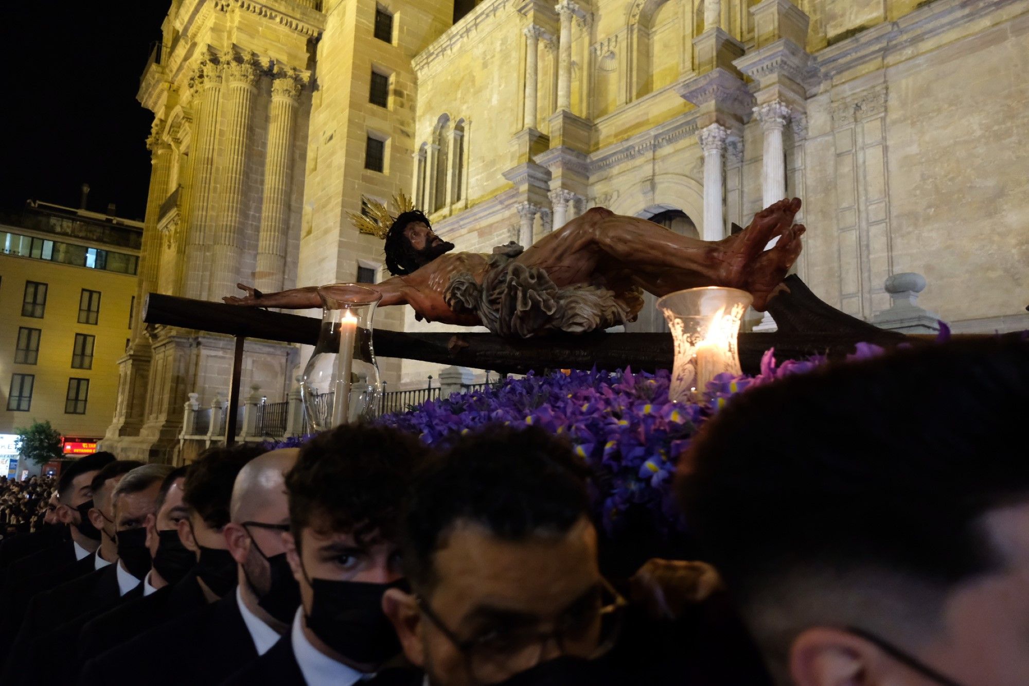 El Cristo de la Crucifixión accede a la Catedral