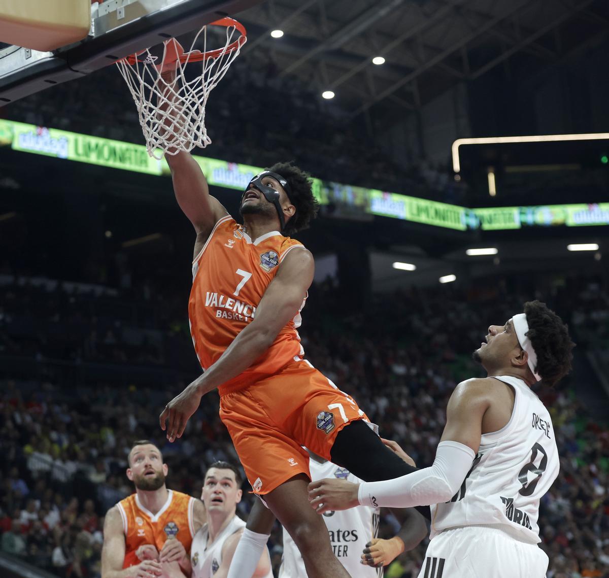 Braxton Key, de nuevo con una máscara protectora por su fractura de nariz.