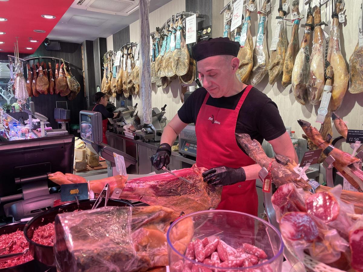 Juan Martín, detrás del mostrador de Art Ibèric, charcutería de MercaGavà