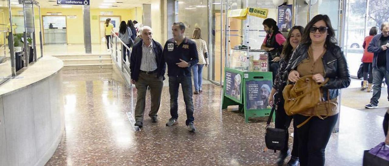 Vestibulo del Hospital Cristal, ayer, durante la celebración de la jornada de huelga. // Iñaki Osorio