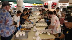Voluntarios preparan comida para las familias afectadas por el fuego en Maui (Hawái)