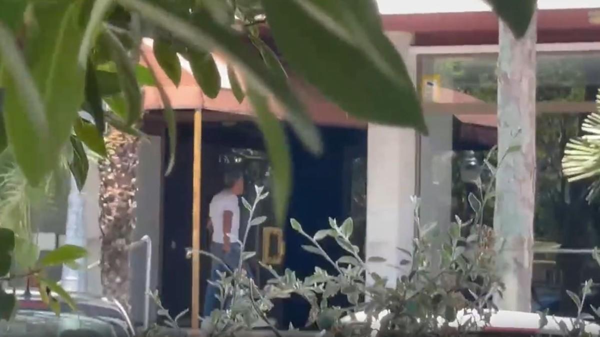 Jorge Messi entrando en casa de Laporta
