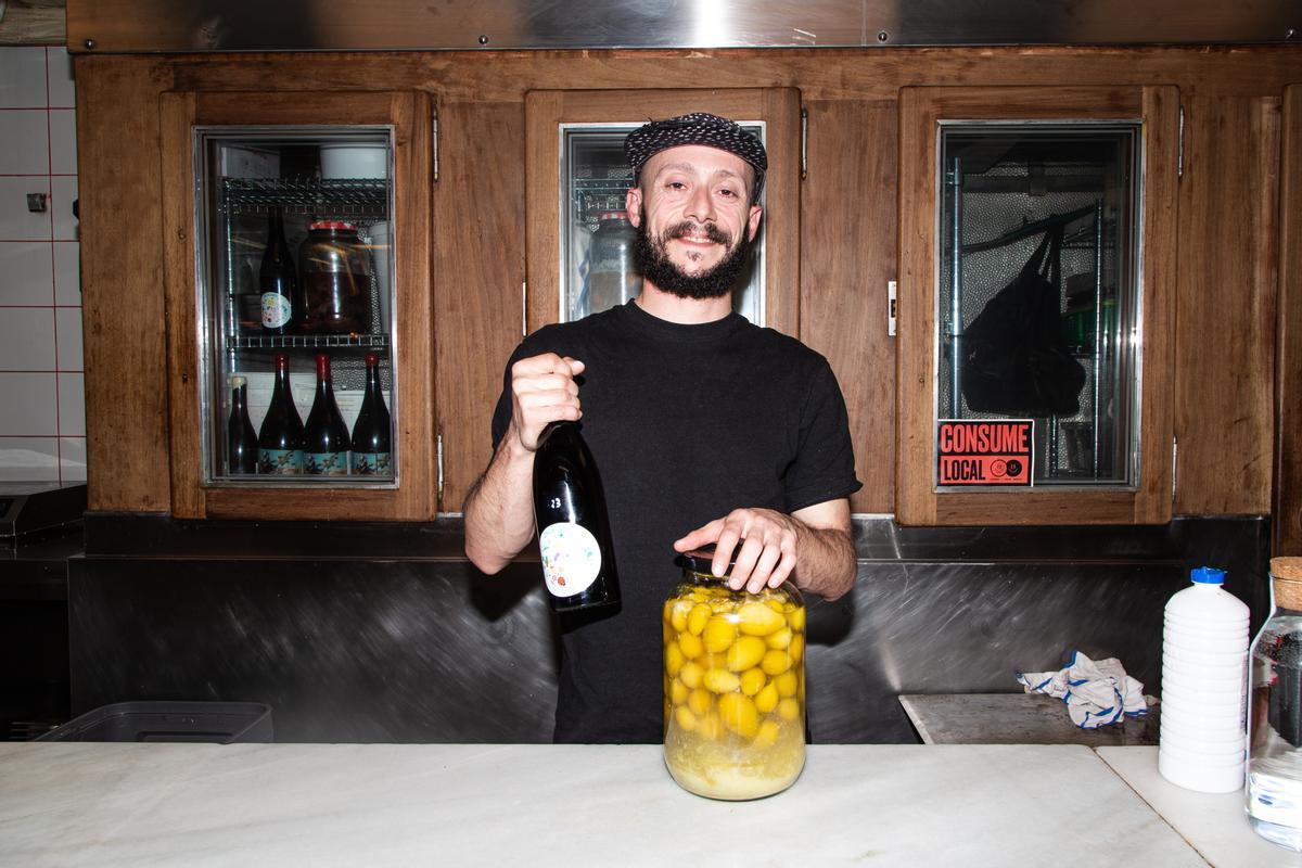 El fermentista Nacho García muestra algunos de sus productos en Batch, en el Mercado de Vallehermoso.