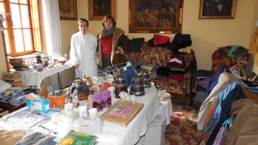 Marcelina, directora del Hogar Beceña-González, junto a la colaboradora Berta Escandón, ayer, en el mercadillo.