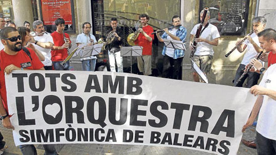 Músicos de sa Simfònica, ayer a las puertas del Teatre Principal.